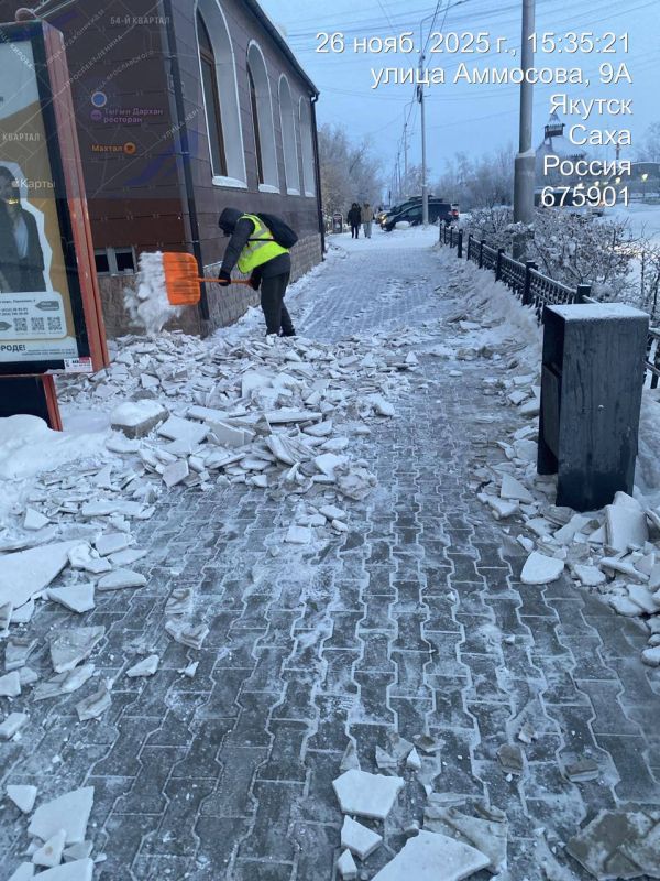 Подрядчик оперативно очищает тротуары Центрального округа от снега