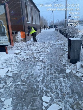 Подрядчик оперативно очищает тротуары Центрального округа от снега