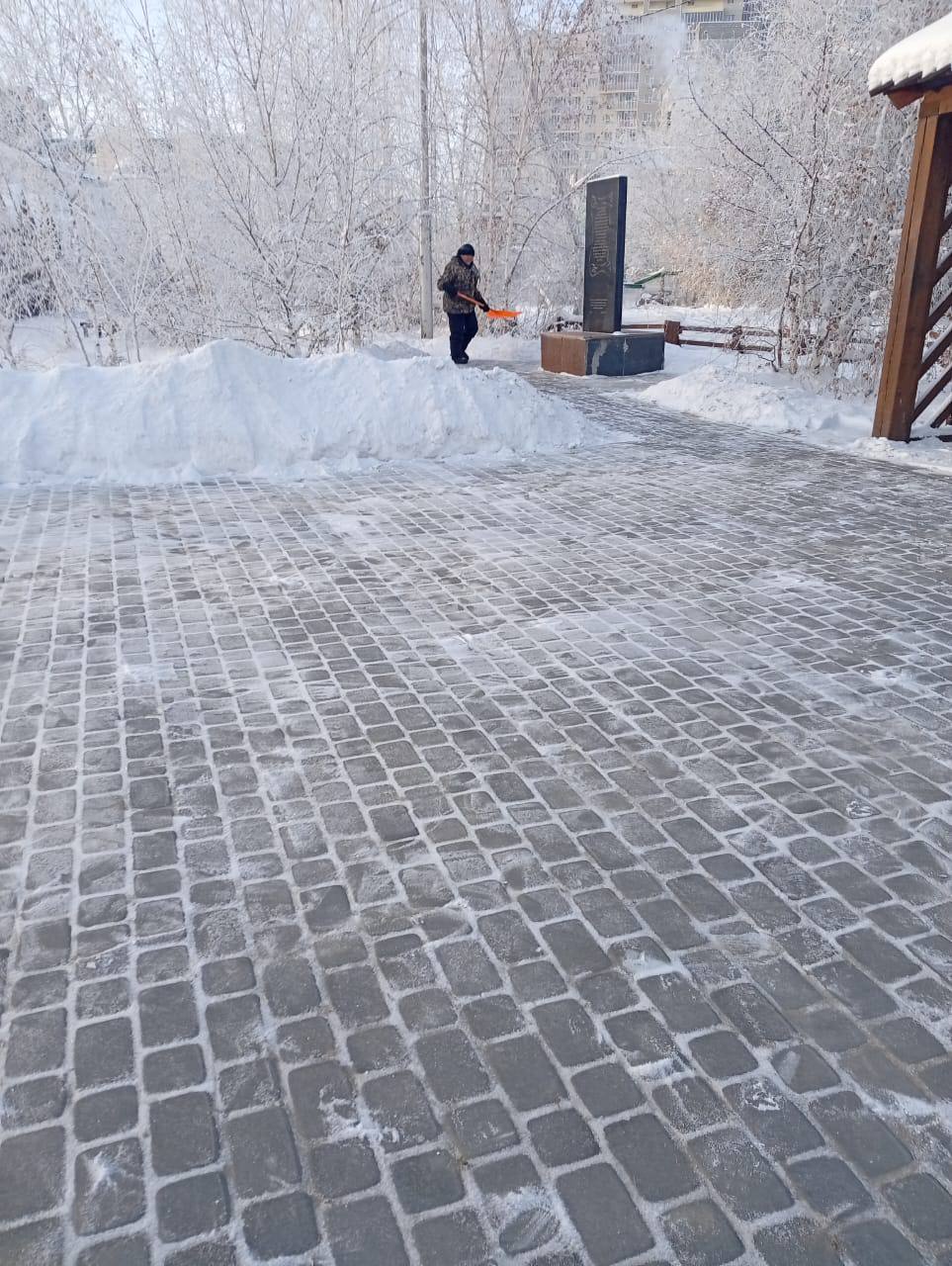 Ежедневная работа муниципальных дворников по уборке снега и мусора на территории Автодорожного округа Ежедневная работа муниципальных дворников по уборке снега и мусора на территории Автодорожного округа