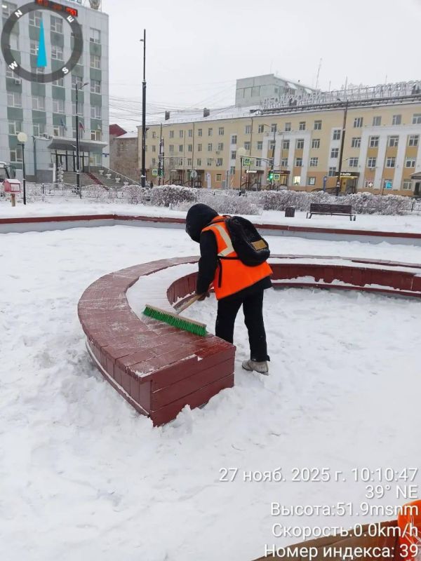 Работа муниципальных дворников на территории Центрального округа по уборке снега
