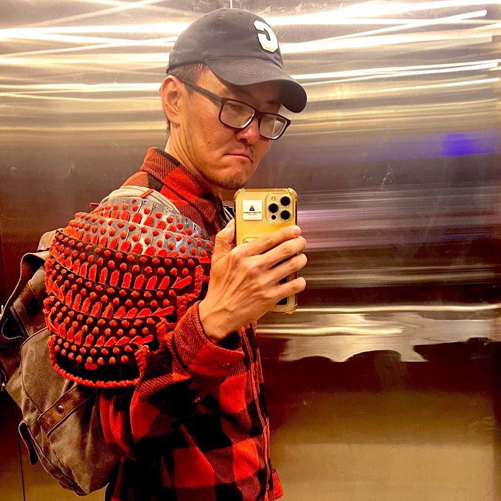 Бесплатный ремонт и присвоенные картины: как «шаман» эксплуатировал людей в Якутске Бесплатный ремонт и присвоенные картины: как «шаман» эксплуатировал людей в Якутске