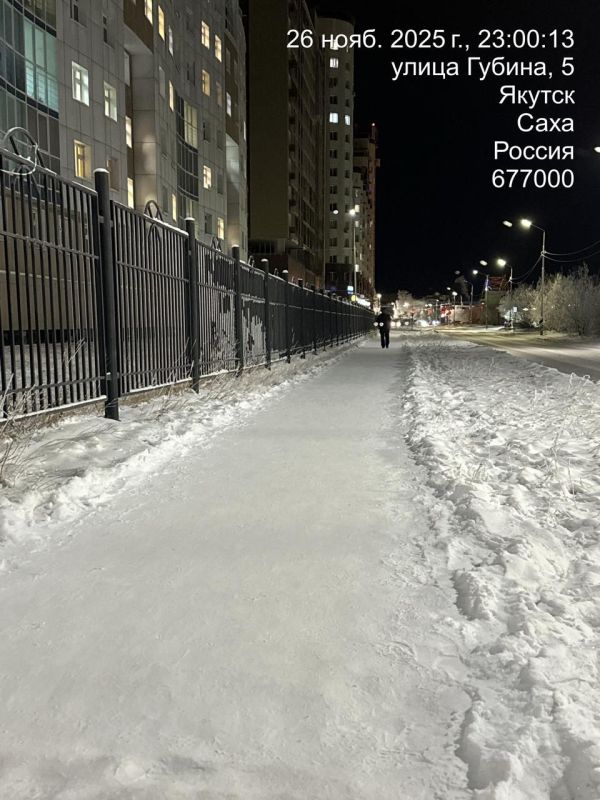 Ежедневная уборка тротуаров осуществляется специализированной подрядной организацией, обеспечивая чистоту и комфорт для пешеходов