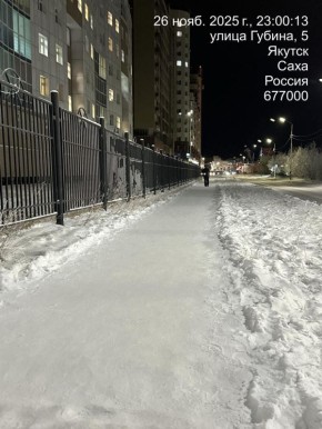 Ежедневная уборка тротуаров осуществляется специализированной подрядной организацией, обеспечивая чистоту и комфорт для пешеходов