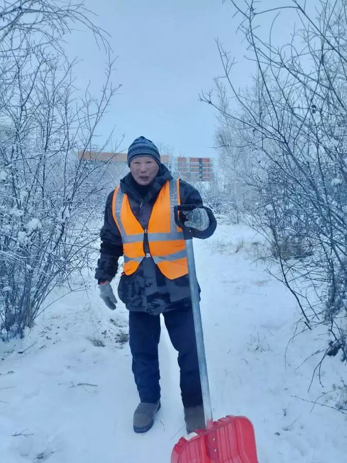 Работа муниципальных дворников по уборке общественных территорий Работа муниципальных дворников по уборке общественных территорий