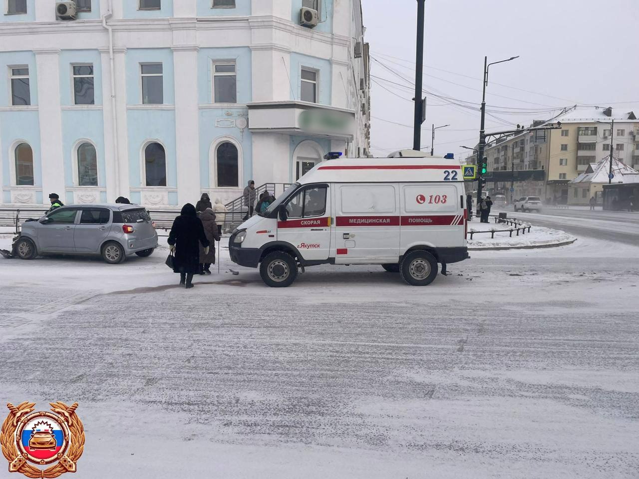 Водитель иномарки не уступил дорогу скорой помощи и спровоцировал ДТП