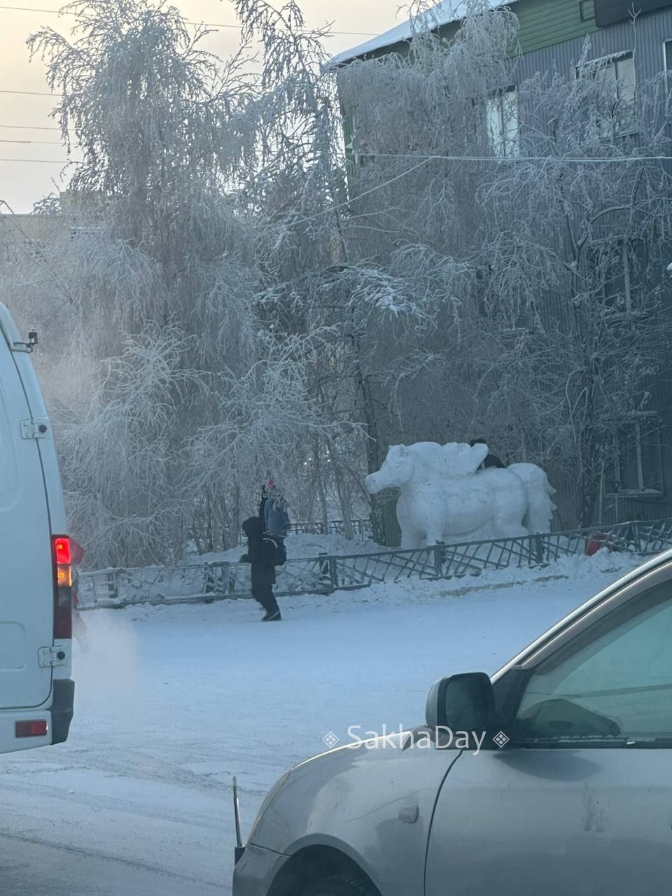 #пишут Каждый год делают прекрасные скульптуры возле пожарки на Дзержинского @sakhaday #пишут Каждый год делают прекрасные скульптуры возле пожарки на Дзержинского @sakhaday
