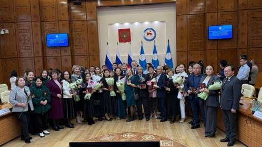 В Якутске торжественно вручили награды многодетным матерям Республики Саха (Якутия) в преддверии Дня матери