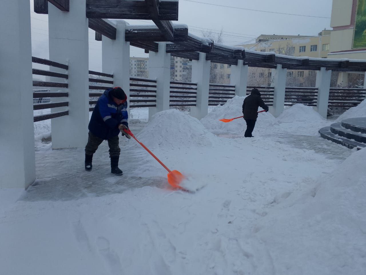 Работа муниципальных дворников по уборке общественных территорий