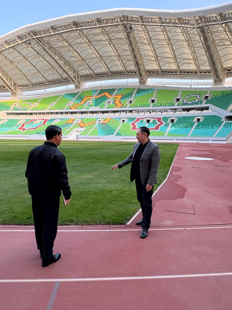 В ходе рабочего визита в Туркменистан Президент Международного комитета «Дети Азии» Владимир Максимов и Генеральный секретарь НОК Туркменистана Ата Акмаммедов посетили спортивный комплекс — Олимпийский городок в Ашхабаде