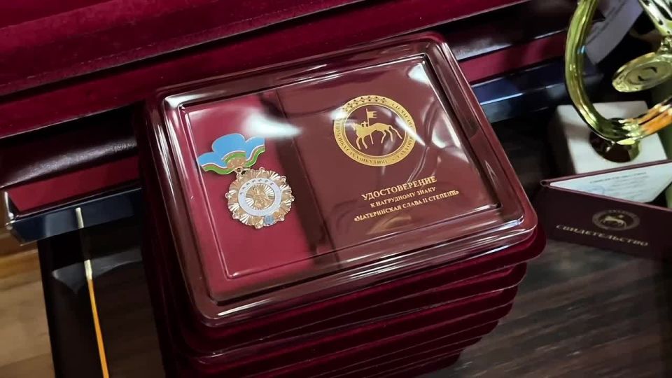 Кирилл Бычков: В преддверии Дня матери в России вручил государственные награды тем, кто своей заботой и любовью формирует прочный фундамент будущего нашей республики