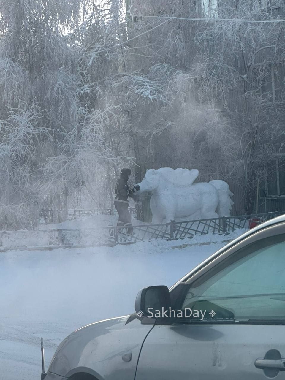 #пишут Каждый год делают прекрасные скульптуры возле пожарки на Дзержинского @sakhaday