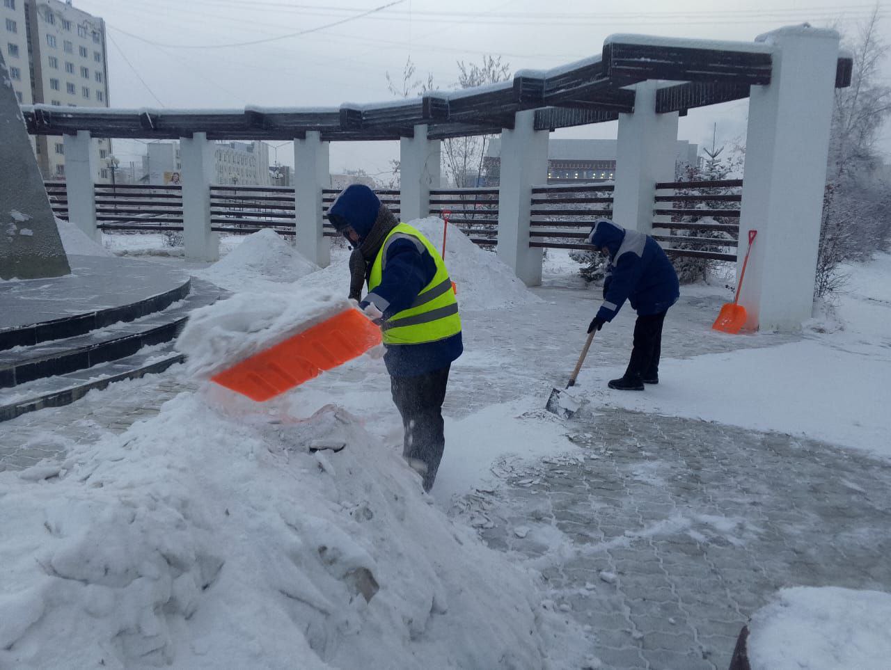 Работа муниципальных дворников по уборке общественных территорий Работа муниципальных дворников по уборке общественных территорий