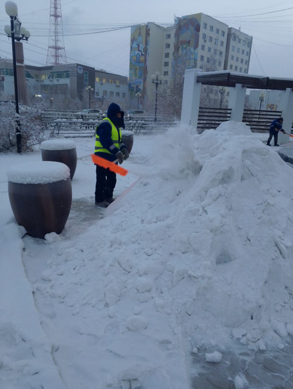Работа муниципальных дворников по уборке общественных территорий Работа муниципальных дворников по уборке общественных территорий