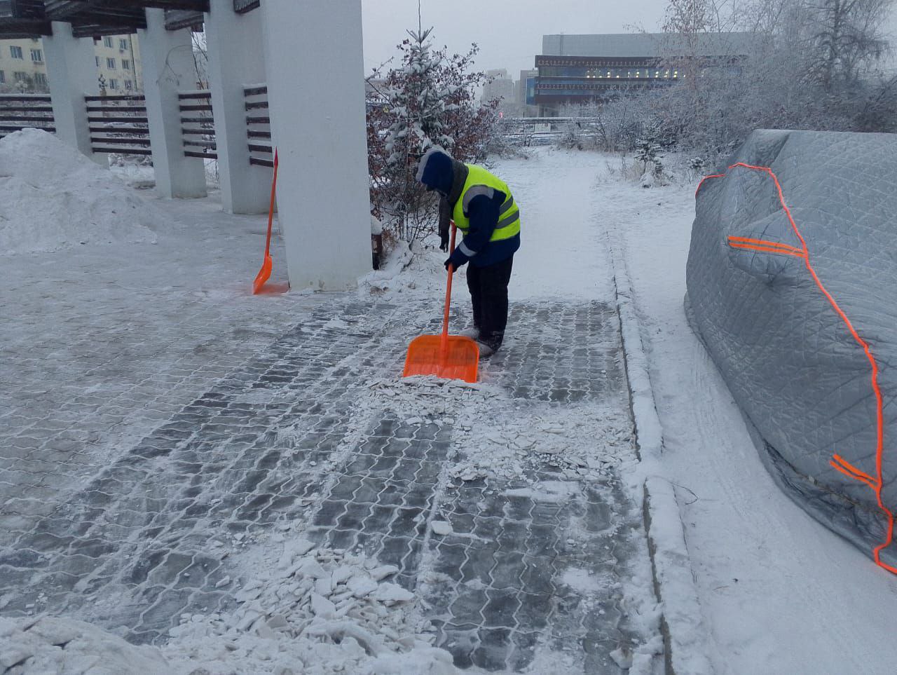 Работа муниципальных дворников по уборке общественных территорий Работа муниципальных дворников по уборке общественных территорий