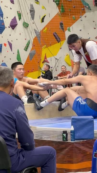 Еще один лидер турнира Алексей Соколов кажется получает травму…