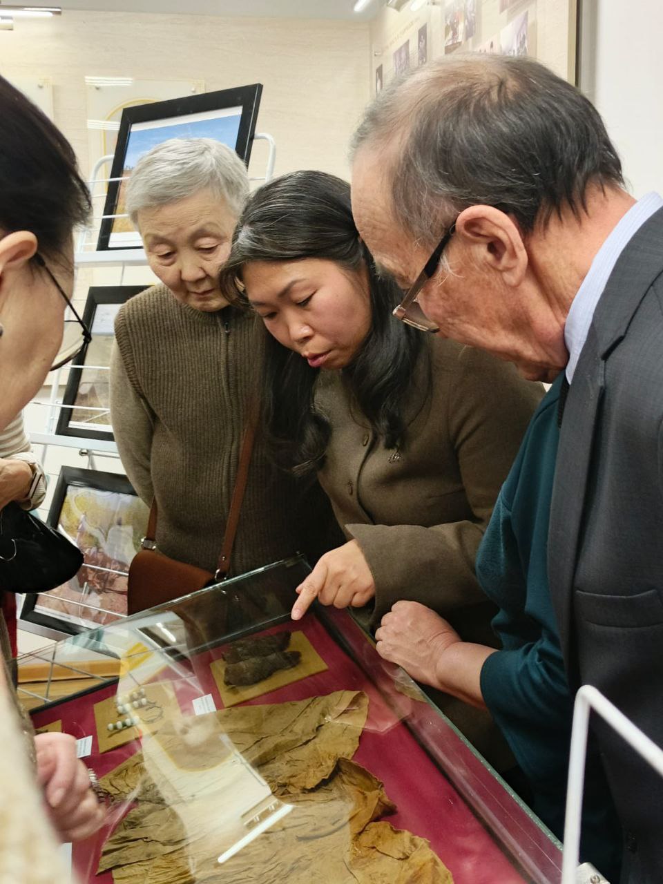 Хааласка "XV-XVIII йэтээи Тыгын аа ууун Истээх Быраан диэн кмллбт сирдэрэ" быыстапка арылынна Хааласка "XV-XVIII йэтээи Тыгын аа ууун Истээх Быраан диэн кмллбт сирдэрэ" быыстапка арылынна