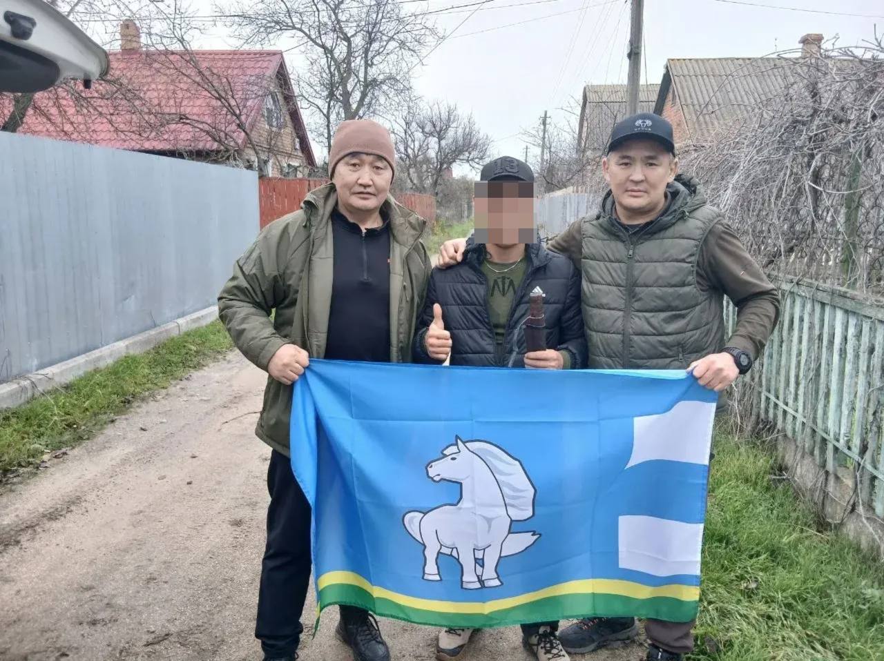 #БАРЫБИИРГЭ. Улуус баылыга Василий Алексеев салайааччылаах делегация уонна миэстэтигэр лэлии сылдьар улуус исписэлииэ Наталья Охлопкова бээээ ДНР Мариуполь, Авдеевка хайысхатынан икки блхх арахсан, биир дойдулаах...