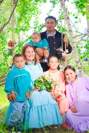 Что может быть лучше и уютнее семейного чаепития за столом, чтения интересной книжки на диванчике, прогулки или готовки вкусностей вместе с мамами?