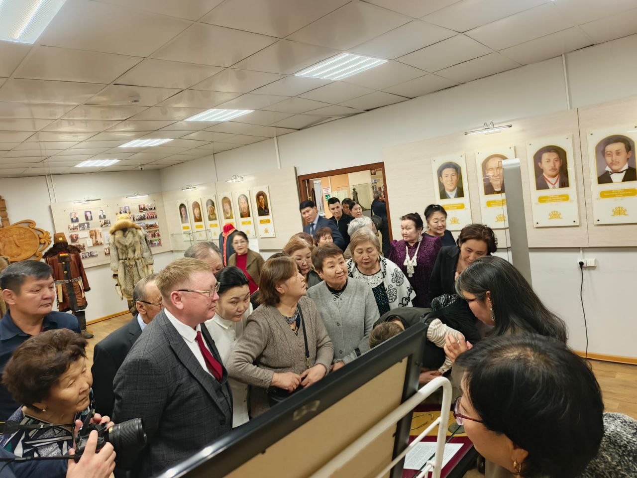 Хааласка "XV-XVIII йэтээи Тыгын аа ууун Истээх Быраан диэн кмллбт сирдэрэ" быыстапка арылынна Хааласка "XV-XVIII йэтээи Тыгын аа ууун Истээх Быраан диэн кмллбт сирдэрэ" быыстапка арылынна