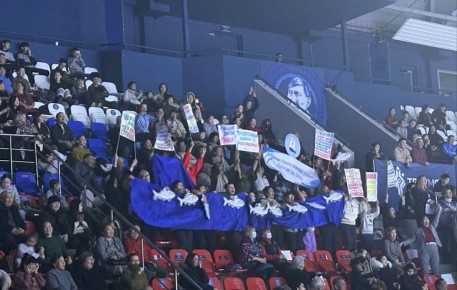 Эмоции зашкаливали! В традиционном конкурсе болельщиков, где команды меряются силой духа и громкостью поддержки, победу одержали болельщики из Русского Устья!