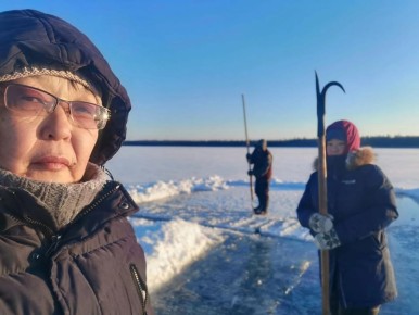 Лаврентьева Александра Николаевна с дочкой Николиной на заготовке льда