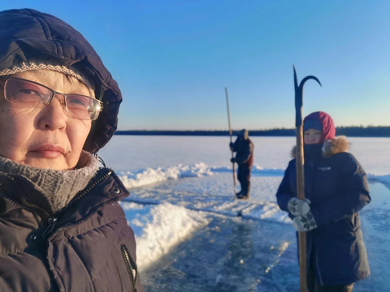 Лаврентьева Александра Николаевна с дочкой Николиной на заготовке льда