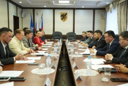 Евгений Григорьев: Сегодня встретились с представительной делегацией города Нижнекамска, во главе с мэром Радмиром Ильдаровичем Беляевым