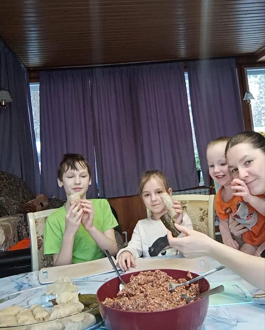 Кузьмина Виктория Олеговна член УИК №221, воспитывает четверых детей: сыновей Артема и Никиту и дочерей Эльзу и Лилию Кузьмина Виктория Олеговна член УИК №221, воспитывает четверых детей: сыновей Артема и Никиту и дочерей Эльзу и Лилию