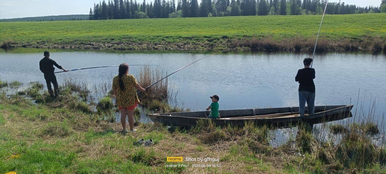 Хорунова Елизавета Амировна председатель Толонской УИК №252, работает в школе учителем английского языка, также является заместителем директора по воспитательной работе, а после обеда подрабатывает воспитателем в детском саду Хорунова Елизавета Амировна председатель Толонской УИК №252, работает в школе учителем английского языка, также является заместителем директора по воспитательной работе, а после обеда подрабатывает воспитателем в детском саду