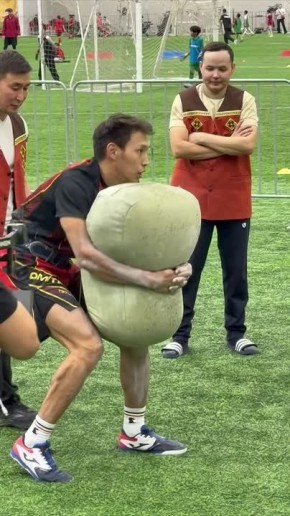 Параллельно идет переноска камня… Яков Дмитриев пока лидер в последней программе, но кобяец много очков потерял в хапсагае