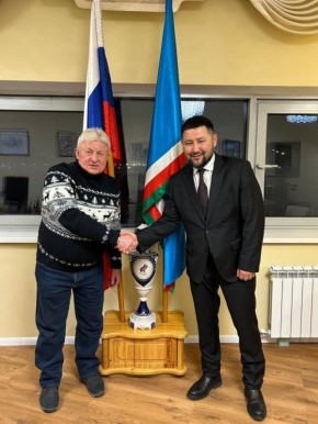 Евгений Григорьев: Сегодня посчастливилось приветствовать в Якутске и пожать руку легенде советского хоккея Владимиру Семёновичу Мышкину