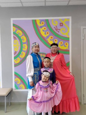 Хорунова Елизавета Амировна председатель Толонской УИК №252, работает в школе учителем английского языка, также является заместителем директора по воспитательной работе, а после обеда подрабатывает воспитателем в детском саду