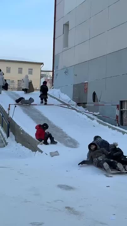 Дети облюбовали горку у ДДН