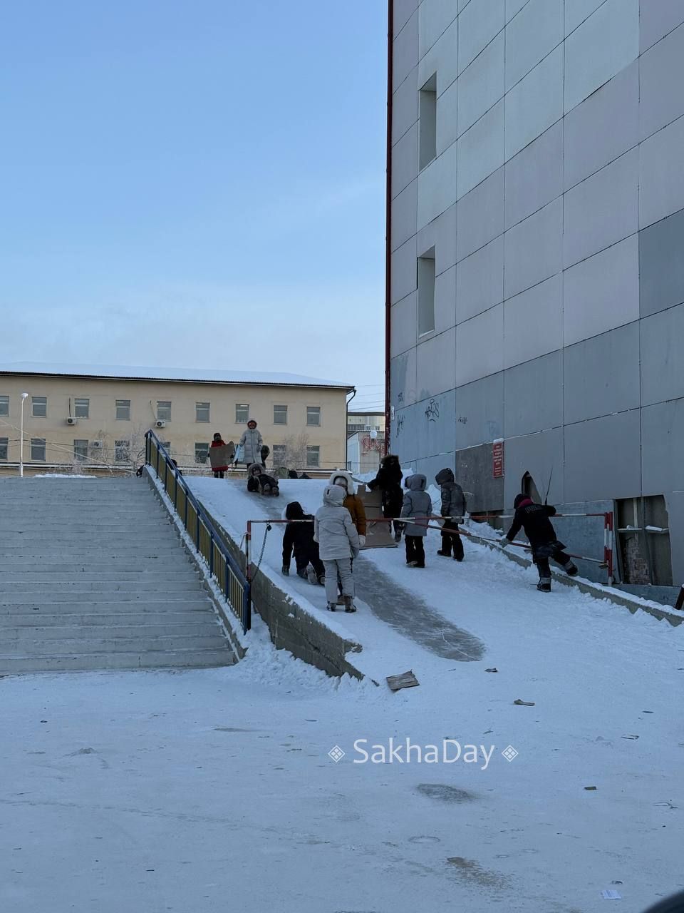 Дети облюбовали горку у ДДН Дети облюбовали горку у ДДН