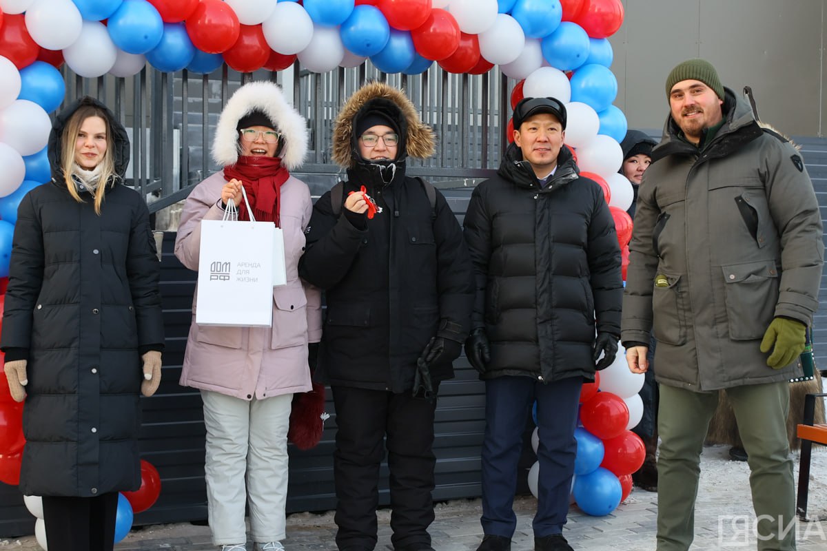 В Якутске специалистам передали ключи от доступного арендного жилья В Якутске специалистам передали ключи от доступного арендного жилья