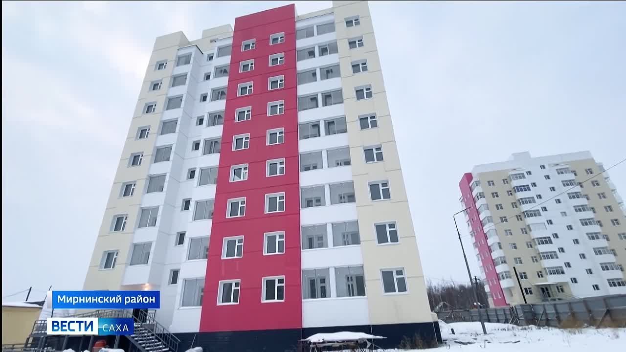 В Мирном на улице Московской строители выходят на финишную прямую в возведении многоквартирного дома для педагогов