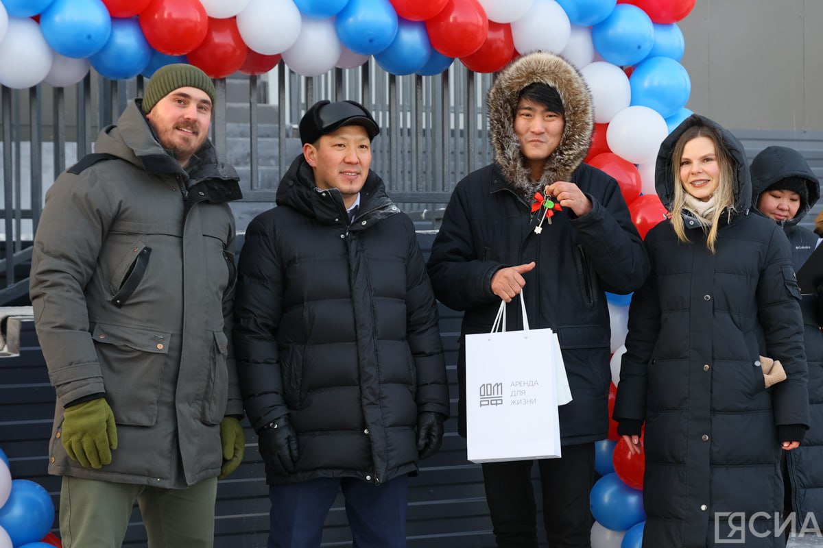 В Якутске специалистам передали ключи от доступного арендного жилья