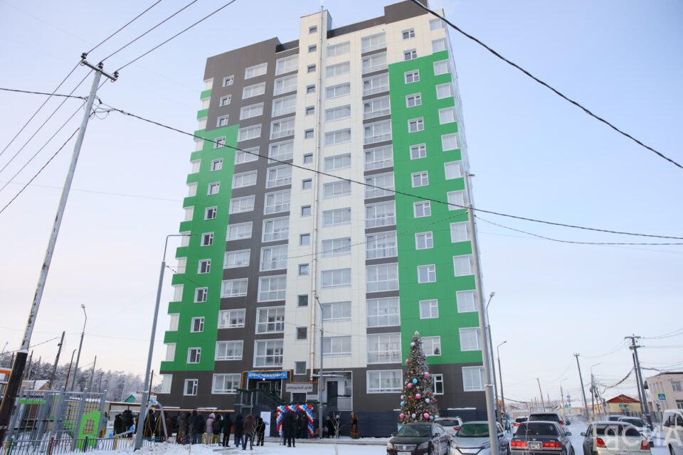 В Якутске специалистам передали ключи от доступного арендного жилья В Якутске специалистам передали ключи от доступного арендного жилья