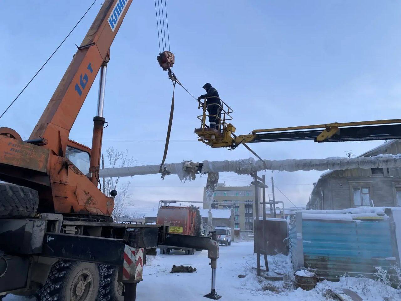 ДТП привело к коммунальной аварии по ул. С. Данилова в Якутске ДТП привело к коммунальной аварии по ул. С. Данилова в Якутске