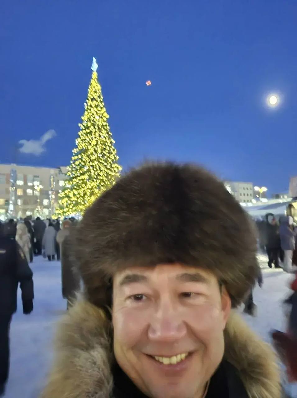 Айсен Николаев: Зима начинается с Якутии!. В Якутске на площади Республики зажглась главная Ёлка республики