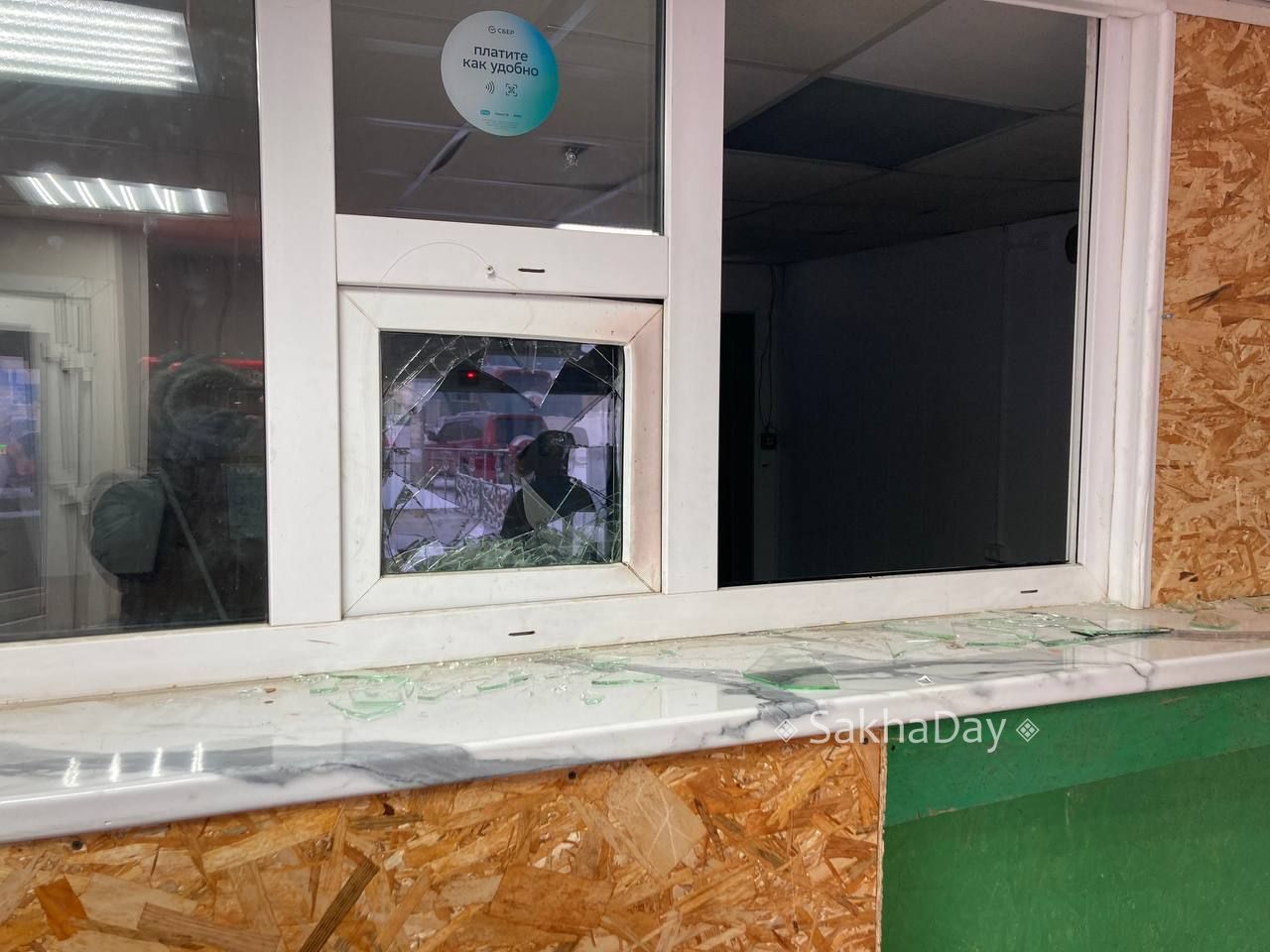 #пишут Остановка Архив в сторону центра полностью разгромлена, почему мэрия не производит уборку, всюду мусор и битое стекло #пишут Остановка Архив в сторону центра полностью разгромлена, почему мэрия не производит уборку, всюду мусор и битое стекло