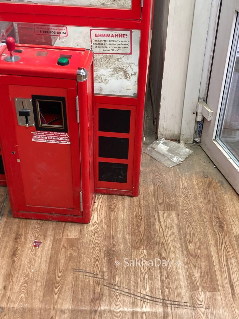 #пишут Остановка Архив в сторону центра полностью разгромлена, почему мэрия не производит уборку, всюду мусор и битое стекло #пишут Остановка Архив в сторону центра полностью разгромлена, почему мэрия не производит уборку, всюду мусор и битое стекло