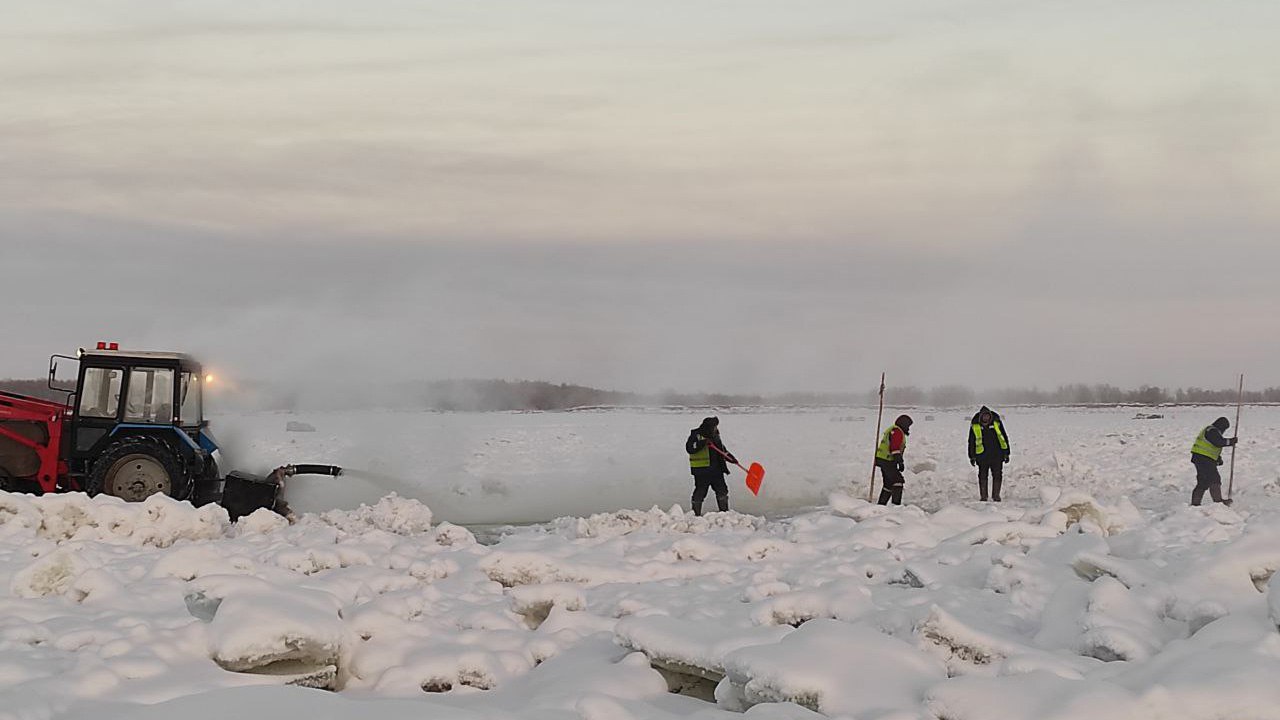 Ведутся работы по увеличению грузоподъемности ледовой переправы Хатассы – Павловск