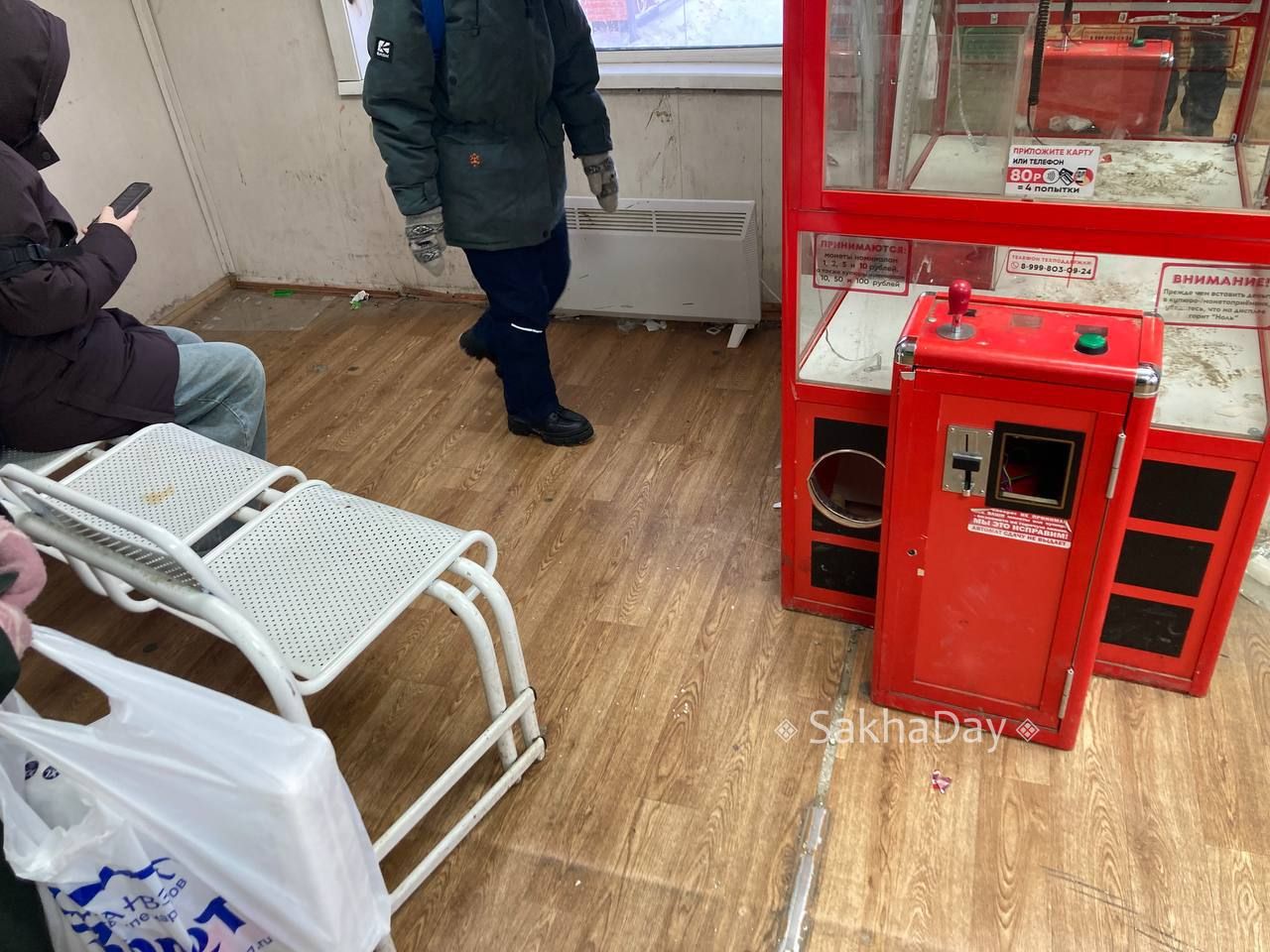 #пишут Остановка Архив в сторону центра полностью разгромлена, почему мэрия не производит уборку, всюду мусор и битое стекло #пишут Остановка Архив в сторону центра полностью разгромлена, почему мэрия не производит уборку, всюду мусор и битое стекло