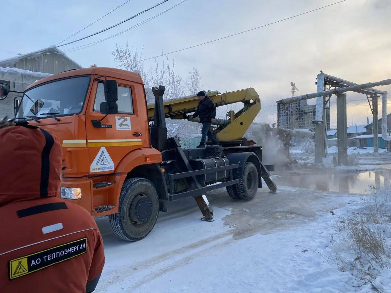ДТП привело к коммунальной аварии по ул. С. Данилова в Якутске ДТП привело к коммунальной аварии по ул. С. Данилова в Якутске