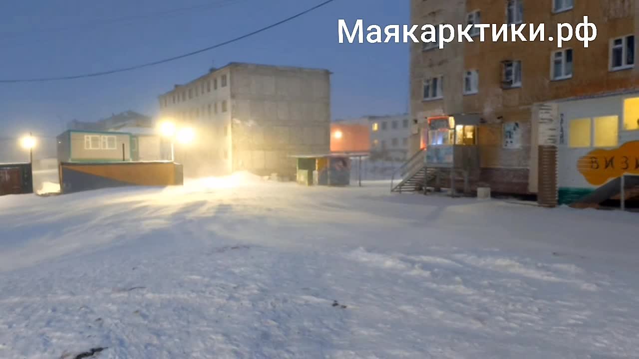В арктическом посёлке Тикси на севере Якутии продолжается ураганный ветер