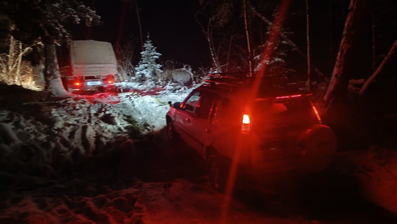 Спасатели эвакуировали людей из тайги