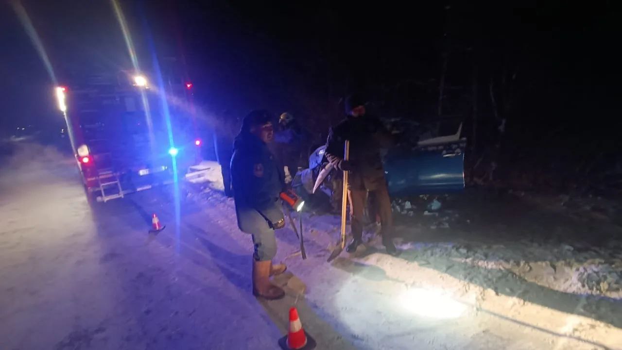 Спасатели деблокировали пострадавших в смертельном ДТП Спасатели деблокировали пострадавших в смертельном ДТП