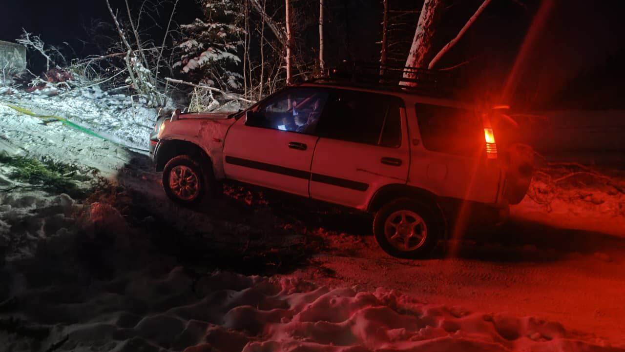 Спасатели эвакуировали людей из тайги Спасатели эвакуировали людей из тайги