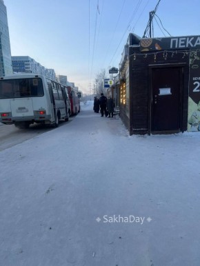 На улице декабрь, а теплая остановка на Крестьянском до сих пор закрыта